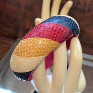 Vtg Red, navy blue, cream‎ & gold striped snakeskin look bangle bracelet